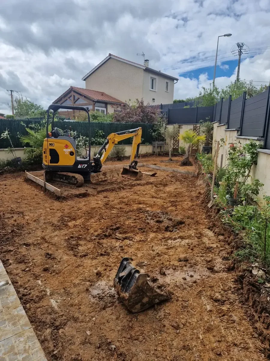Terrassement à la mini-pelle dans un jardin avant création d'une terrasse, chantier ST Création Paysage