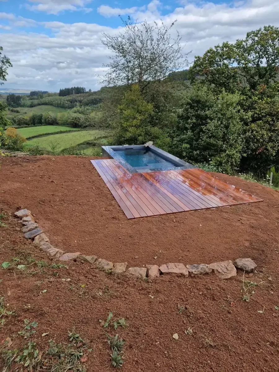 Bassin sur butte avec deck en ipé face à une vue dégagée, réalisé par ST Création Paysage